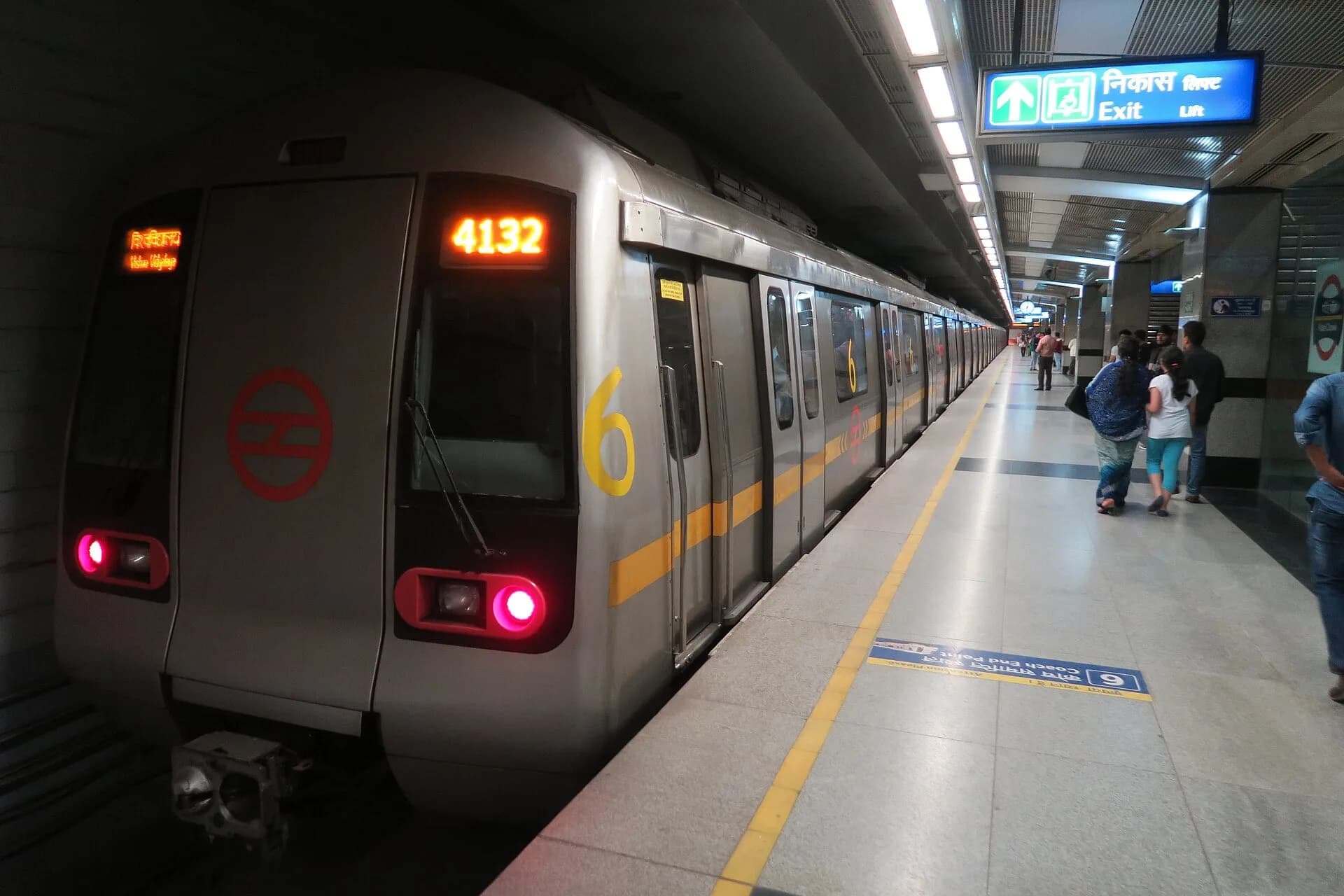 A Delhi Metro Yellow Line train at a station platform