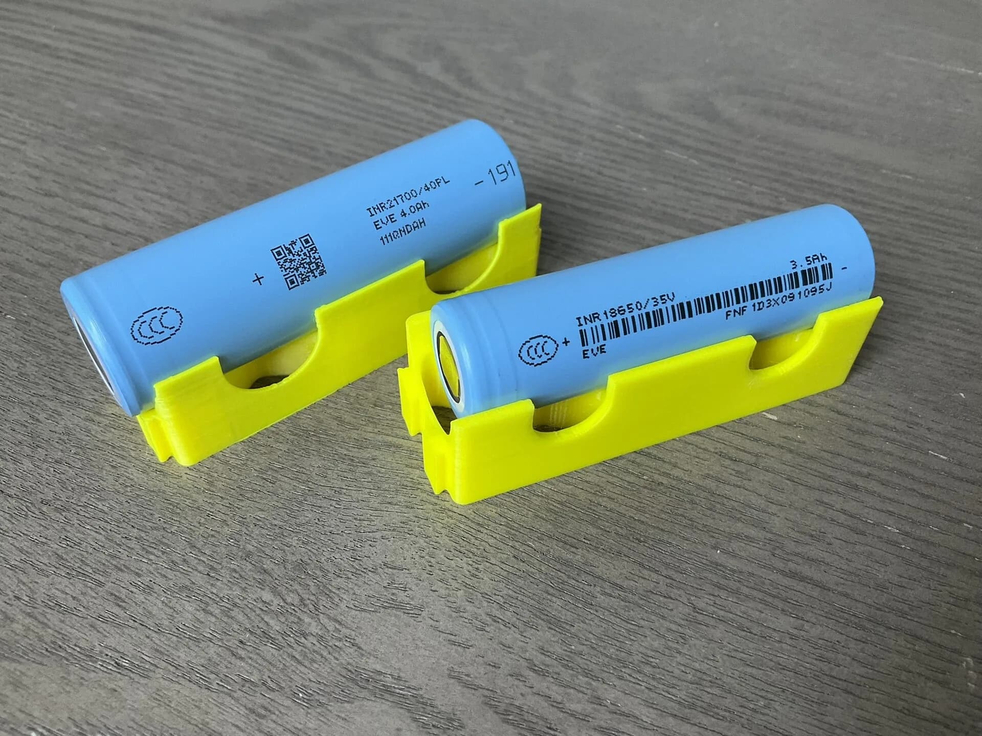 Two lithium-ion battery cells of the 18650 and 21700 sizes side by side